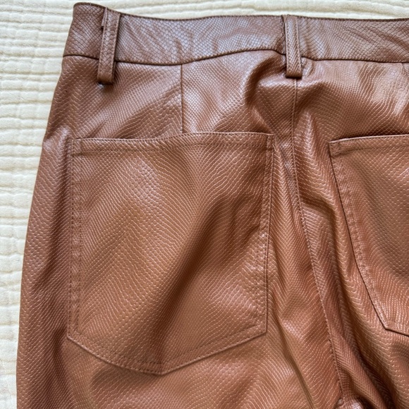 Danielle Bernstein Faux Leather pants with zipper closure texture faux snakeskin - Picture 10 of 11